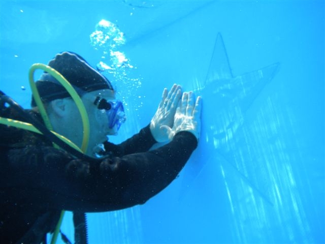 Francesco tocca la stella sott'acqua